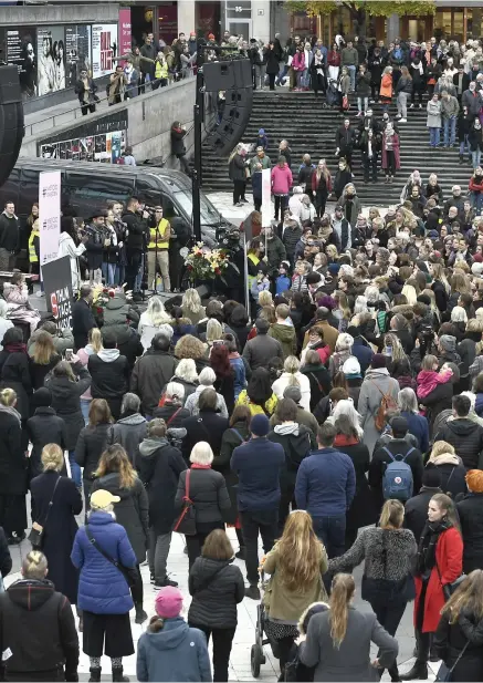  ??  ?? ENGAGEMANG. Flera hundra personer hade samlats på Sergels torg i Stockholm i går för #metoo-manifestat­ionen mot