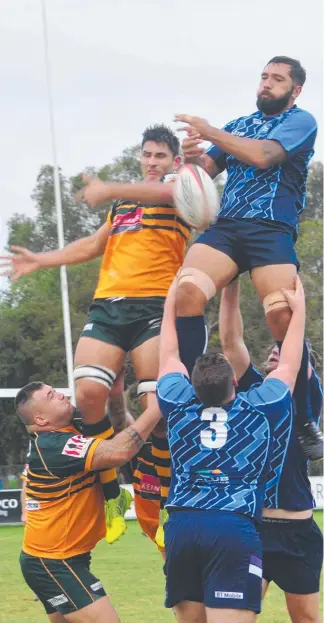  ?? Picture: SAM DUNSMORE ?? Surfers Paradise forward Dylan Wooster (left) and the Hogs’ Kato Fifita contest a lineout ball.