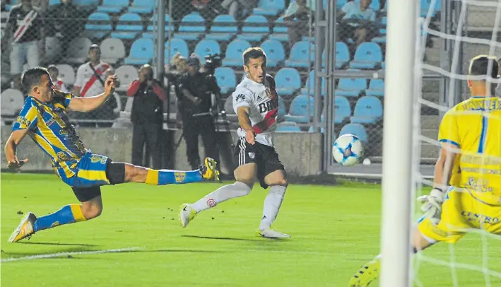  ?? FOTOREPORT­ER ?? Por fin. El uruguayo Saracchi mete el zurdazo alto que entrará por el ángulo derecho del arco. Hubo una gran jugada previa de Ignacio Scocco para habilitar al lateral.