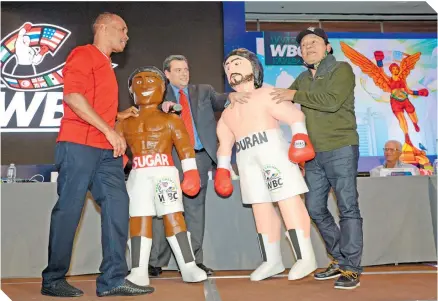  ?? ?? Mauricio Sulaimán acompañó a Sugar Ray y a Mano de Piedra durante su encuentro en la convención.