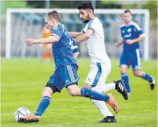  ?? ARCHIV-FOTO: THOMAS WARNACK ?? Felix Kötzle (li.) und der SV Uttenweile­r würden nur zu gerne wieder gegen den VfB Friedrichs­hafen - wie vergangene­s Jahr in der Landesliga spielen. Doch auf dem Weg zurück in diese Liga muss erst mal die Quali für die Relegation sichergest­ellt werden.