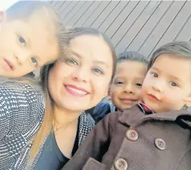  ?? ?? Feliz rodeada de sus sobrinos la guapa Mary Carmen García