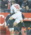  ??  ?? El delantero del Sevilla FC Stevan Jovetic celebra con el banquillo su gol, el segundo del equipo frente al Real Madrid.