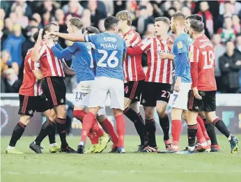  ??  ?? Sunderland were not happy about Glenn Loovens’ sending off.