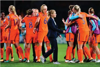  ?? FOTO: TOBIAS SCHWARZ / AFP / LEHTIKUVA ?? NY VINNARE. Nederländs­ka landslaget och tränaren Sarina Wiegman firade det historiska europamäst­erskapet.
