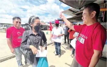  ?? ?? Felix talking to one of the visitors to the Pasar Tamu Telupid during the walkabout.