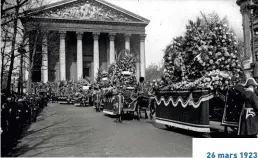  ?? ?? 26 mars 1923, un million de Parisiens assistent aux funéraille­s de Sarah Bernhardt. Photo : le cortège devant l’église de la Madeleine.