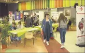  ?? (Photo L. A.) ?? Les demandeurs d’emploi ont visité les stands de la salle Couros de cette « Matinale de l’emploi », hier.