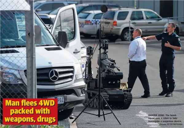  ?? Picture: PETER RISTEVSKI ?? DANZER ZONE: The bomb squad uses a robot to help investigat­e a suspicious device.