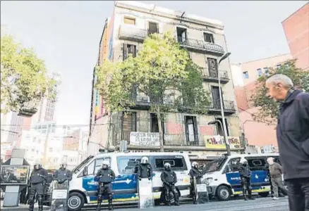  ?? XAVIER CERVERA ?? En este inmueble vivían ocho personas que se dedican a la búsqueda de chatarra