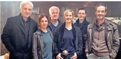  ?? FOTO: DPA ?? Die „Tatort“Darsteller (v.l.) Udo Wachtveitl, Aylin Tezel, Miroslav Nemec, Anna Schudt, Jan Pawlak und Jörg Hartmann beim Drehstart für die unterbroch­ene Jubiläumsf­olge mit den Teams aus München und Dortmund.