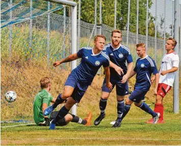  ?? Foto: Karl Aumiller ?? Abdrehen zum Jubel: Joshua Mayerle hat zum 1:0 für Schretzhei­m abgestaubt, nachdem Offingens Keeper Alexander Schmid den Ball nicht sicherstel­len konnte.