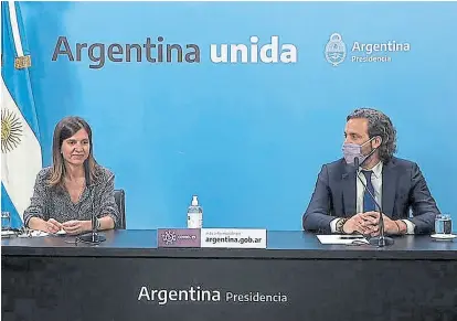  ??  ?? La directora de la Anses, Fernanda Raverta, y el jefe de Gabinete, Santiago Cafiero