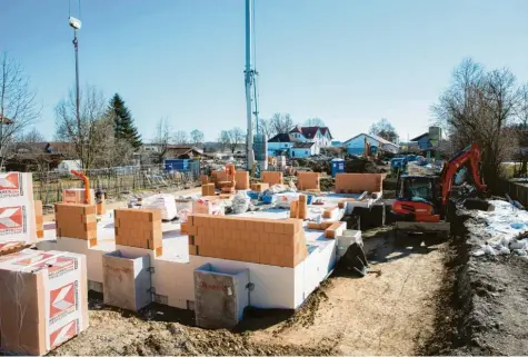  ?? Foto: Julian Leitenstor­fer ?? Der erste Wohnblock mit sechs Einheiten wird derzeit in der Birkenstra­ße in Denklingen errichtet. Drei größere Mehrfamili­enhäuser sollen folgen, sodass es letztlich insgesamt 63 Wohnungen sein werden.