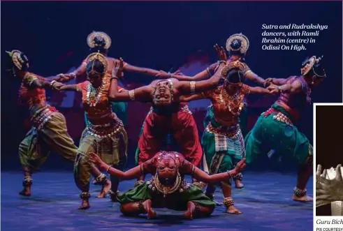  ?? PIX COURTESY OF SUTRA FOUNDATION ?? Sutra and Rudrakshya dancers, with Ramli Ibrahim (centre) in Odissi On High.