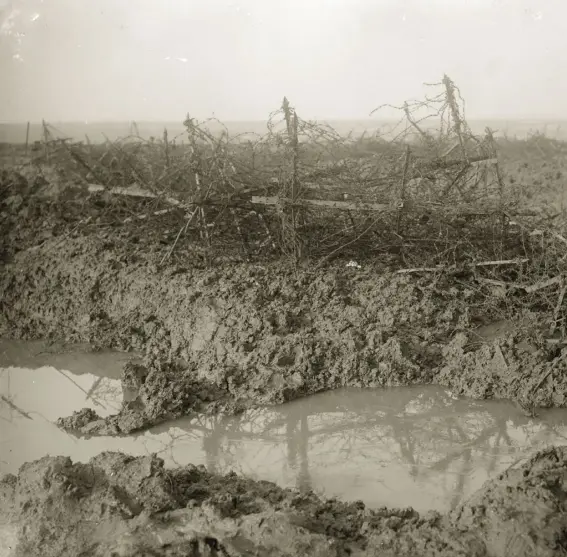  ??  ?? No Man’s Land German barbed-wire entangleme­nts, known as “knife rests,” photograph­ed in the Beaumont-Hamel area, November 1916.