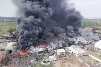  ?? |ATON CHILE ?? La magnitud del incendio queda en evidencia en la imagen captada ayer