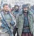  ?? FOTO: DPA ?? Captain Mitch Nelson (Chris Hemsworth, links) arbeitet mit dem Warlord Dostum (Navid Negahban) zusammen.