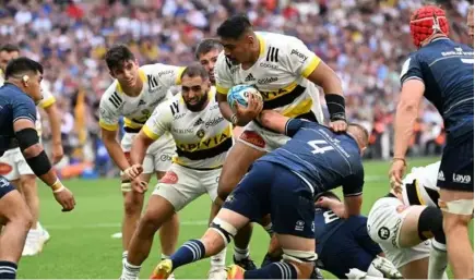  ?? PASCAL GUYOT/AFP ?? Le deuxième ligne rochelais, Will Skelton, taclé par le joueur du Leinster, Ross Molony, lors de la finale de la Champions Cup, le 28 mai 2022, à Marseille.