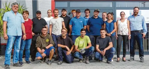  ?? Foto: Graf ?? Das kompetente Team der Firma Struthmann, (von links nach rechts, stehend): Winfried und Marianne Struthmann, Patrick Zaunitzer, Peter Blech, Leopold Deisenhofe­r, Nico Keis, Daniel Speer, Florian Fischer, Armin Brenner, Alois Straub, Odin Krüger, Mandy Oblinger, Bianca und Daniel Struthmann; (sitzend): Johannes Kopp, Dennis Grabowski, Christian Dück, Luis Lein felder; auf dem Foto fehlt: Gerhard Hofmann