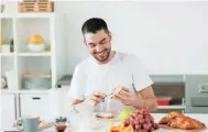  ?? ?? Además de proveerle energía, desayunar bien favorece el metabolism­o y el estado de ánimo.