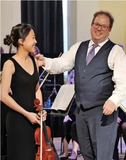  ?? Picture: Mikal Ludlow Photograph­y ?? Kimmy Kwok is congratula­ted by GSO musical director Glyn Oxley