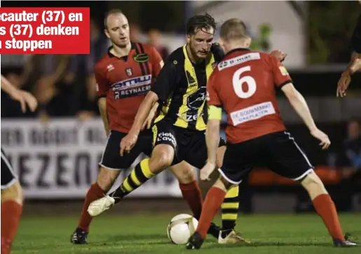  ?? FOTO DD ?? David Vandecaute­r (achter) en Bart Vanhees (6) in actie tegen Lyra-Lierse: “We zijn niet meer zo jong, maar kunnen wel nog mee.”