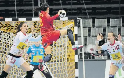  ?? FOTO: EFE ?? Eli Chávez intenta frenar a la rumana Cristina Neagu, dos años la mejor jugadora del mundo (2015, 2016) y autora de ocho goles