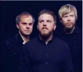  ??  ?? Das Oddgeir Berg Trio entführt mit atmophäris­chem Klaviertri­o- Jazz in eine Stimmung „ Before Dawn.“