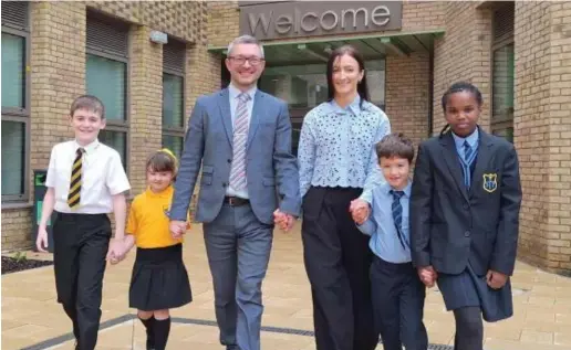  ?? ?? Gerard Curley, headteache­r of Neilston Primary, and Marie Kane, headteache­r of St Thomas’ Primary, with pupils at the new campus