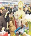  ??  ?? Auch der Nikolaus freut sich über Parfüm-Schnäppche­n aus dem Duty-Free-Shop.