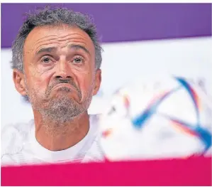  ?? FOTO: JULIO CORTEZ/AP ?? Spaniens Chefcoach Luis Enrique bei der Pressekonf­erenz vor dem abschließe­nden Gruppenspi­el gegen Japan.