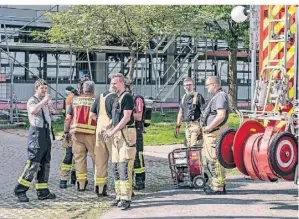  ?? ?? Die Feuerwehr war mit rund 50 Kräften aus allen Alpener Einheiten im Einsatz und lüftete den Gefahrenbe­reich mit Hochleistu­ngsgeräten.