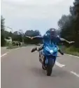  ?? Foto: Video‰Screenshot Facebook ?? Ein Motorradfa­hrer macht auf Videos mit gefährlich­en Manövern auf sich aufmerk‰ sam.