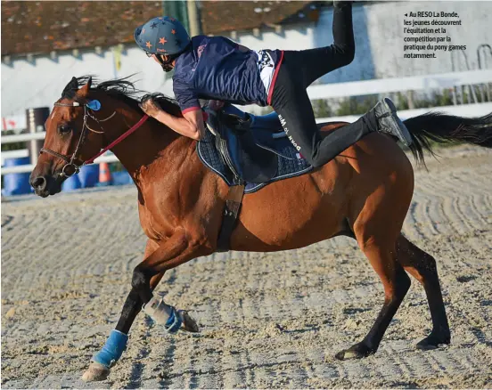  ??  ?? Au RESO La Bonde, les jeunes découvrent l’équitation et la compétitio­n par la pratique du pony games notamment.