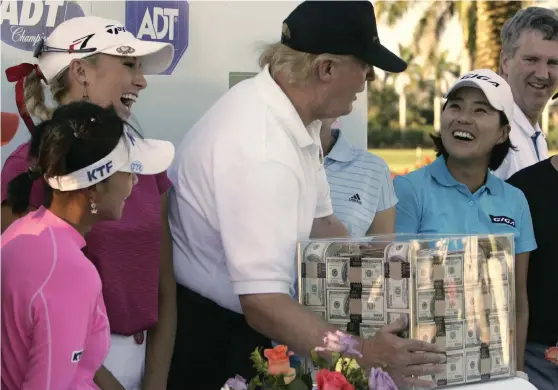  ?? Arivbild: LYNNE SLADKY ?? TRUMPS EGEN BANA. 2006 spelades Lpga-tävlingen ADT Championsh­ip på Trump Internatio­nal i Florida. Nu spelas US Open på presidente­ns bana i New Jersey.