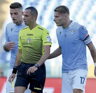  ??  ?? Discussion­e
Ciro Immobile, a destra, con l’arbitro Guida e Milinkovic­Savic dopo l’espulsione contro l’Inter