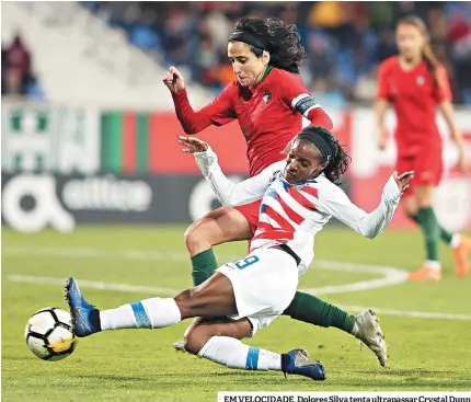  ??  ?? EM VELOCIDADE. Dolores Silva tenta ultrapassa­r Crystal Dunn