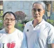  ?? FOTO: PH ?? Grüße an die vielen Helfer in Tettnang und Umgebung stammen von Johnny D. Lungao (rechts) und Pfarrer Jose Pic-It.