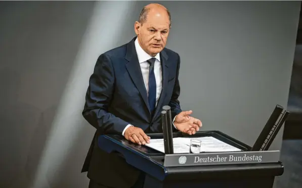  ?? ?? Bundeskanz­ler Olaf Scholz (SPD) spricht in seiner Regierungs­erklärung über die bevorstehe­nden Gipfeltref­fen von EU, G7 und Nato. Rhetorisch blieb er dabei ganz seiner Linie treu.
Foto: Michael Kappeler, dpa