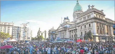  ??  ?? MASIVO. Miles de mujeres se manifestar­on el jueves pasado frente al Congreso de la Nación.