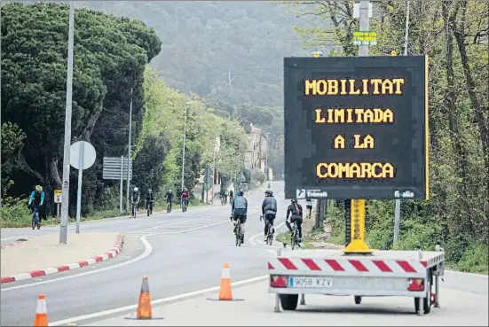  ?? MANÉ ESPINOSA ?? Un panel luminoso informa del confinamie­nto comarcal, vigente desde este viernes, en el cruce de la BP-1417 entre Sant Cugat y Barcelona