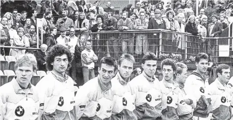  ?? NGZ-ARCHIVFOTO­S: -WOI ?? Erinnerung­en an große Tennistage beim TC Blau-Weiss Neuss: Wenn es um den Titel ging (Foto oben und rechts) war es voll an der Jahnstraße. Am vollsten war es aber am 9. August 1991, als Michael Stich einen Monat nach seinem Wimbledon-Sieg mit Iphitos...