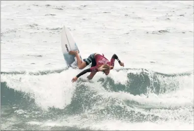  ??  ?? RIDING THE CREST OF A WAVE: Cape Town’s Jordy Maree won his Round 1 Heat at Burleigh, Australia, yesterday