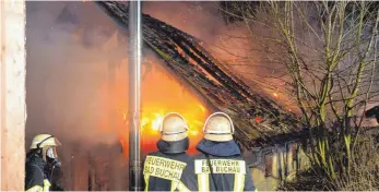  ?? FOTO: KLAUS WEISS ?? Beim Brand einer Hackschnit­zelanlage auf dem Vollhochho­f in Kanzach brannte das Gebäude nieder.