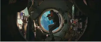  ??  ?? FOTOGRAMA de Sergio y Serguéi. A la izqda., el cosmonauta Serguéi Krikaliov a su regreso a la Tierra en 1992.