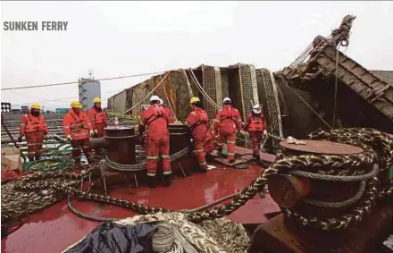  ?? AFP PIC ?? Workers salvaging the wreck of the ‘Sewol’ ferry, off the coast of South Korea’s southern island of Jindo yesterday.