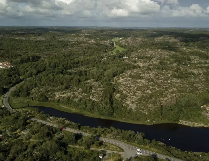  ?? Bild: Håkan Fredriksso­n ?? Två fastighete­r i Kärrshåla, nu täckta av skog och ängsmark, ska bli laxodling.