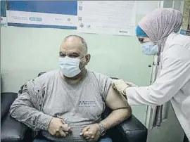  ?? JOSÉ CENDON / ACNUR ?? Ziad al Kabashi recibe la vacuna en Irbid, Jordania