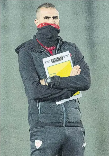  ?? FOTO: JUAN ECHEVERRÍA ?? Con hambre de victoria liguera
Garitano, abrigado, durante el entrenamie­nto del equipo rojiblanco ayer en Lezama